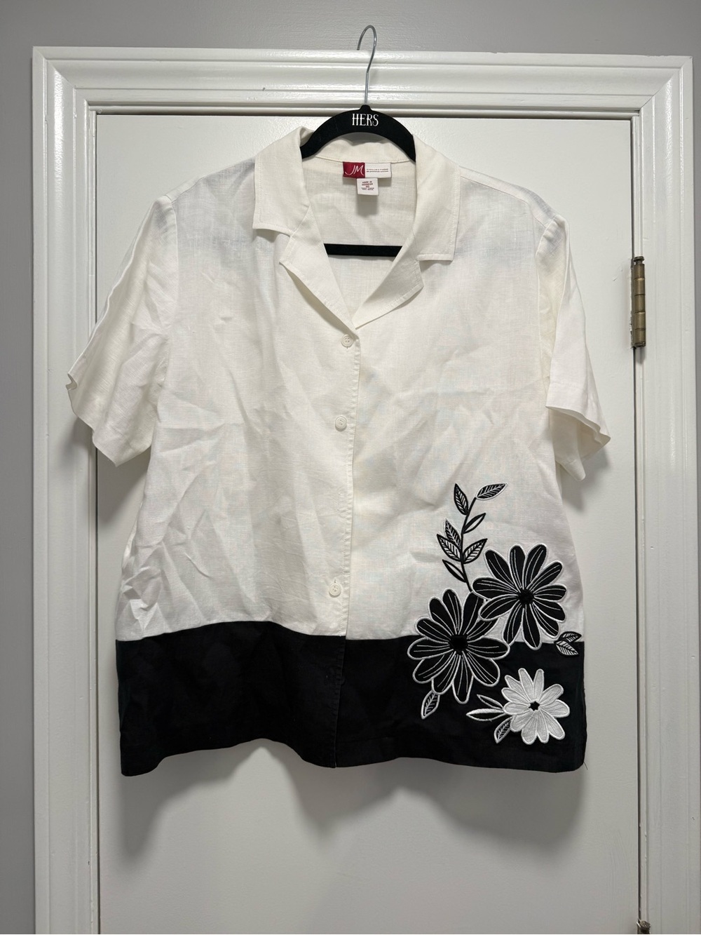 Jennifer Moore White and Black Short-Sleeve Floral Button-Up Top